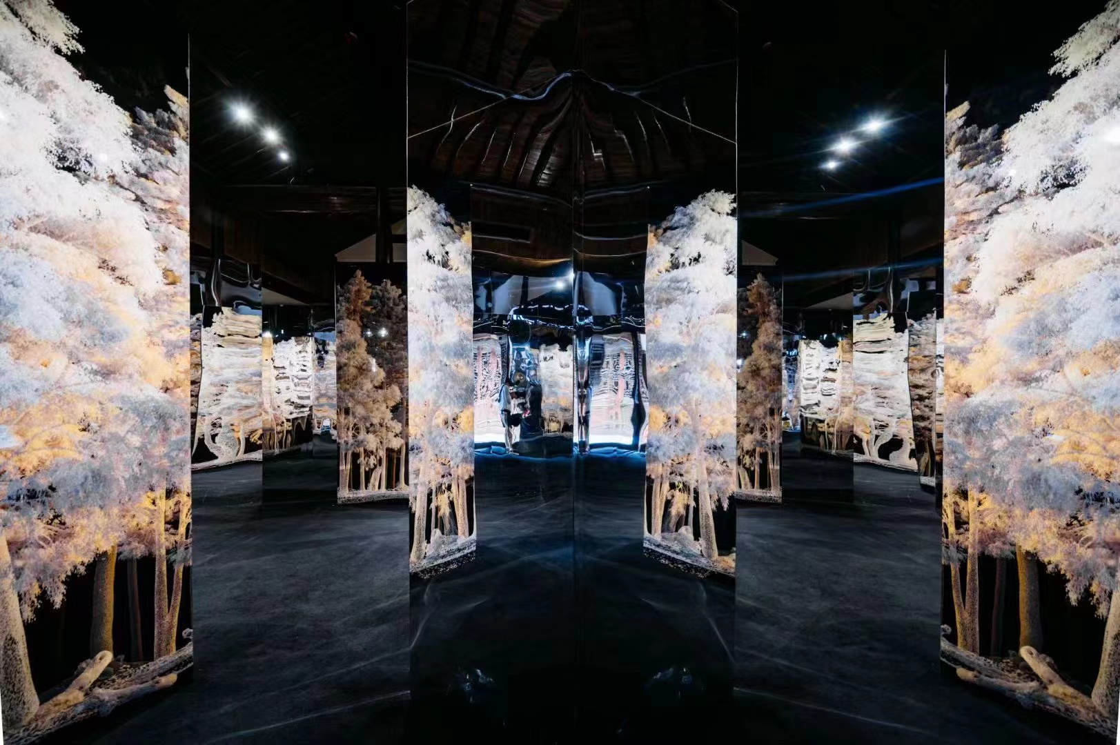 曹雨西 《四时比邻》.jpg 曹雨西 《四时比邻》.jpg